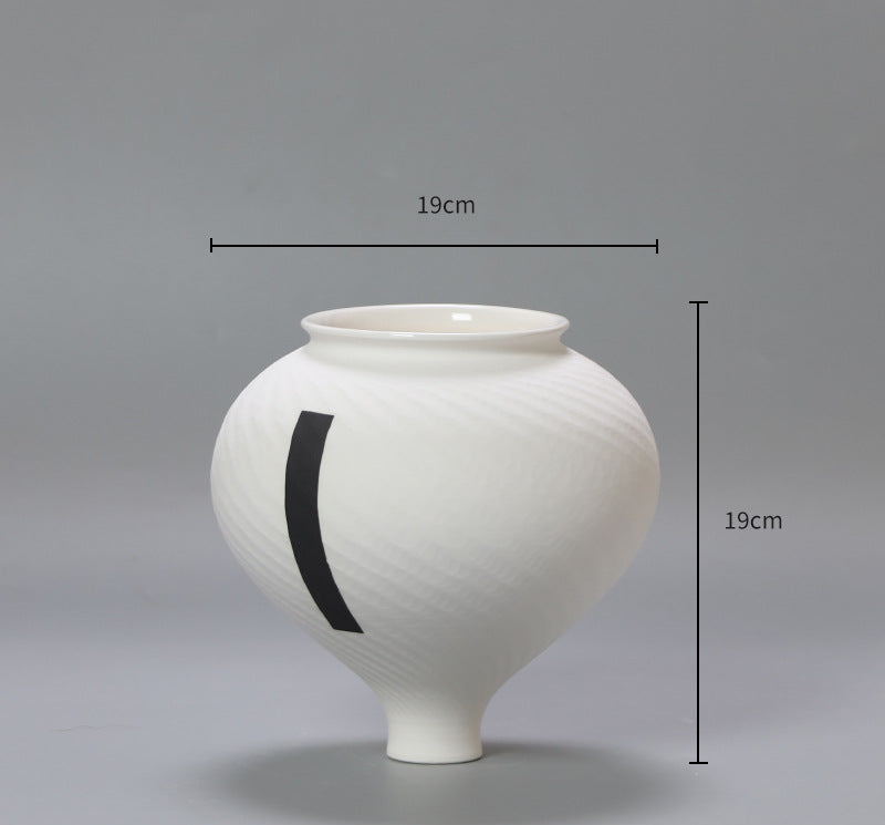 Dekorativ keramikkvase i minimalistisk stil