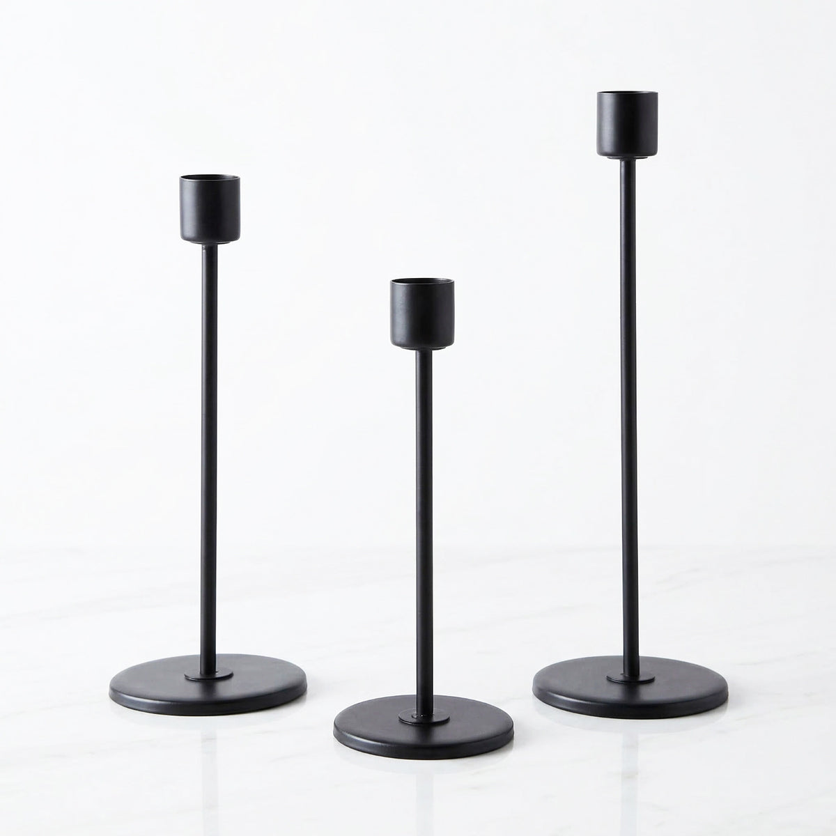 Minimalistiske lysestaker i svart metall