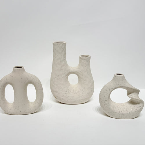 Dekorative keramikkvaser i moderne organisk design