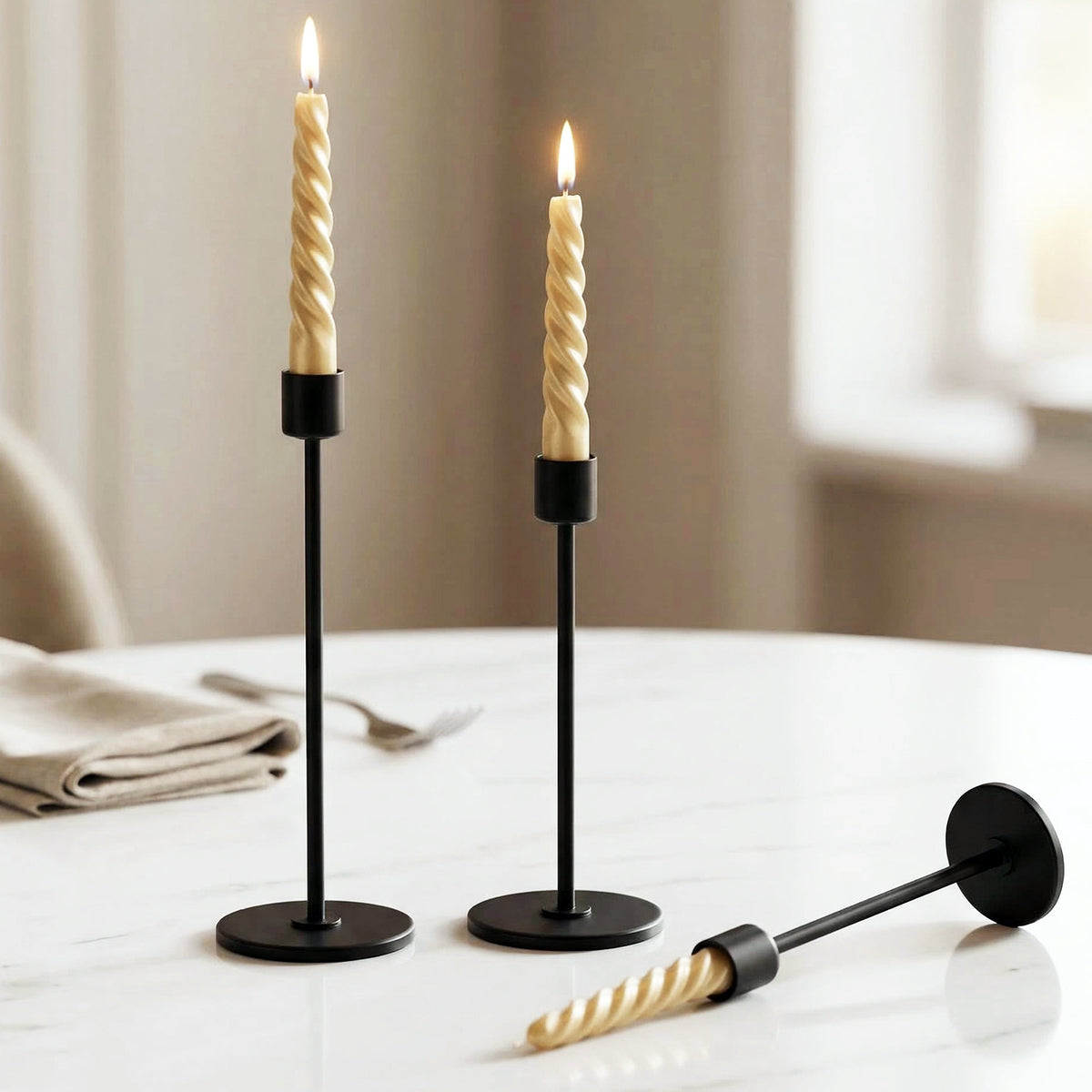 Minimalistiske lysestaker i svart metall