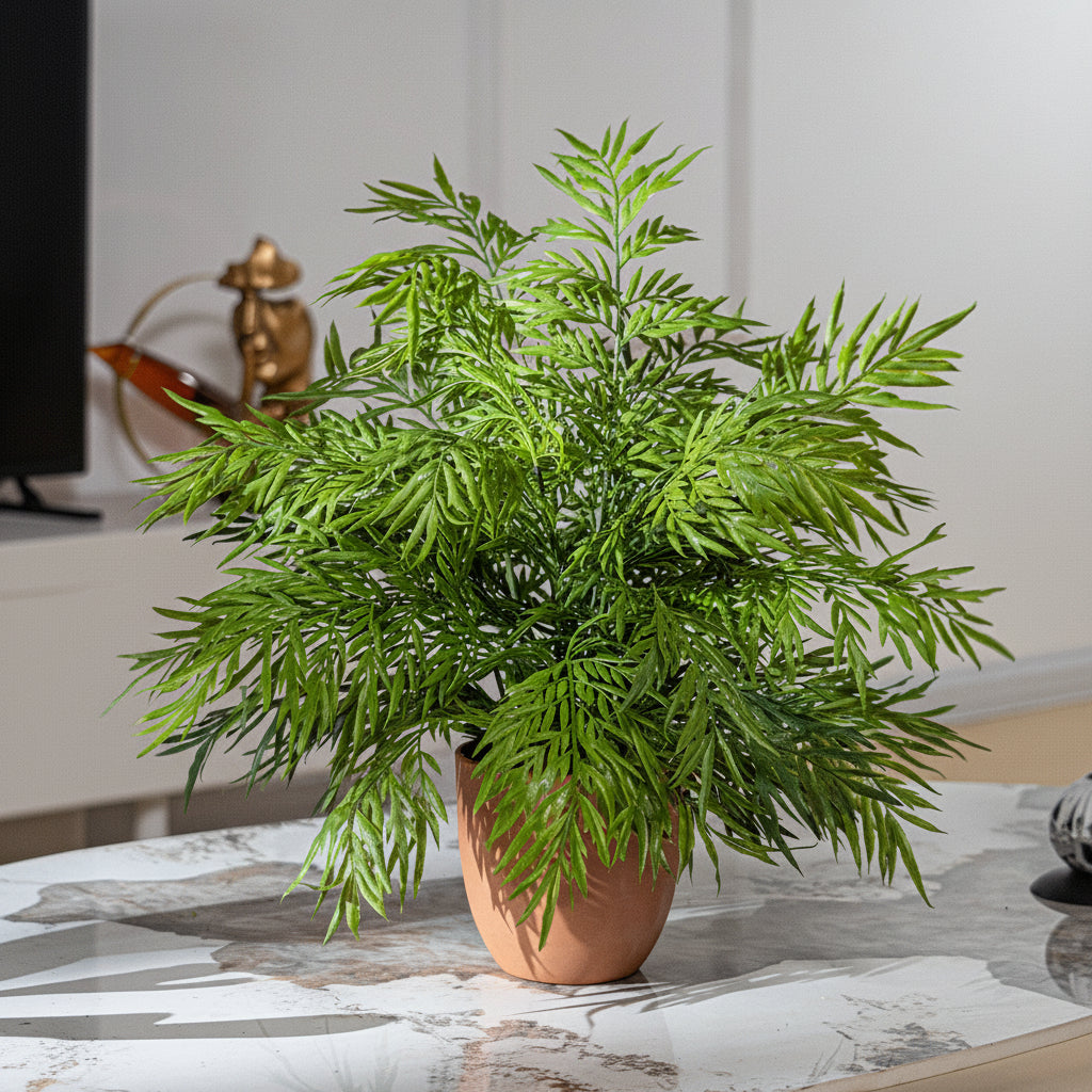 Kunstig grønn plante i potte