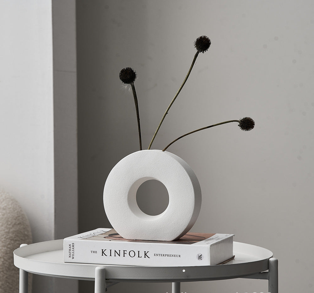 Nordisk dekorativ vase med organisk ringform