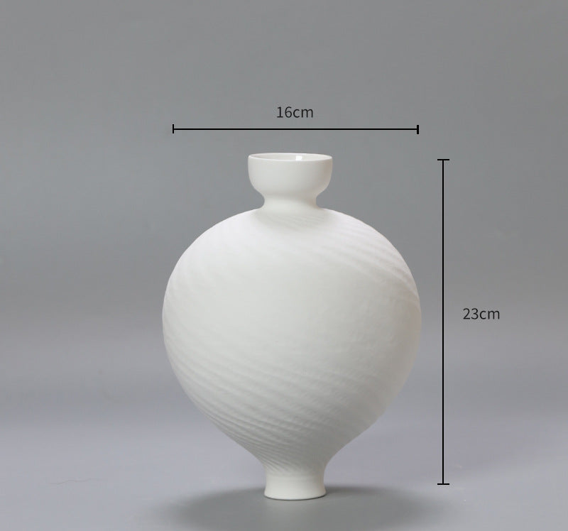 Dekorativ keramikkvase i minimalistisk stil