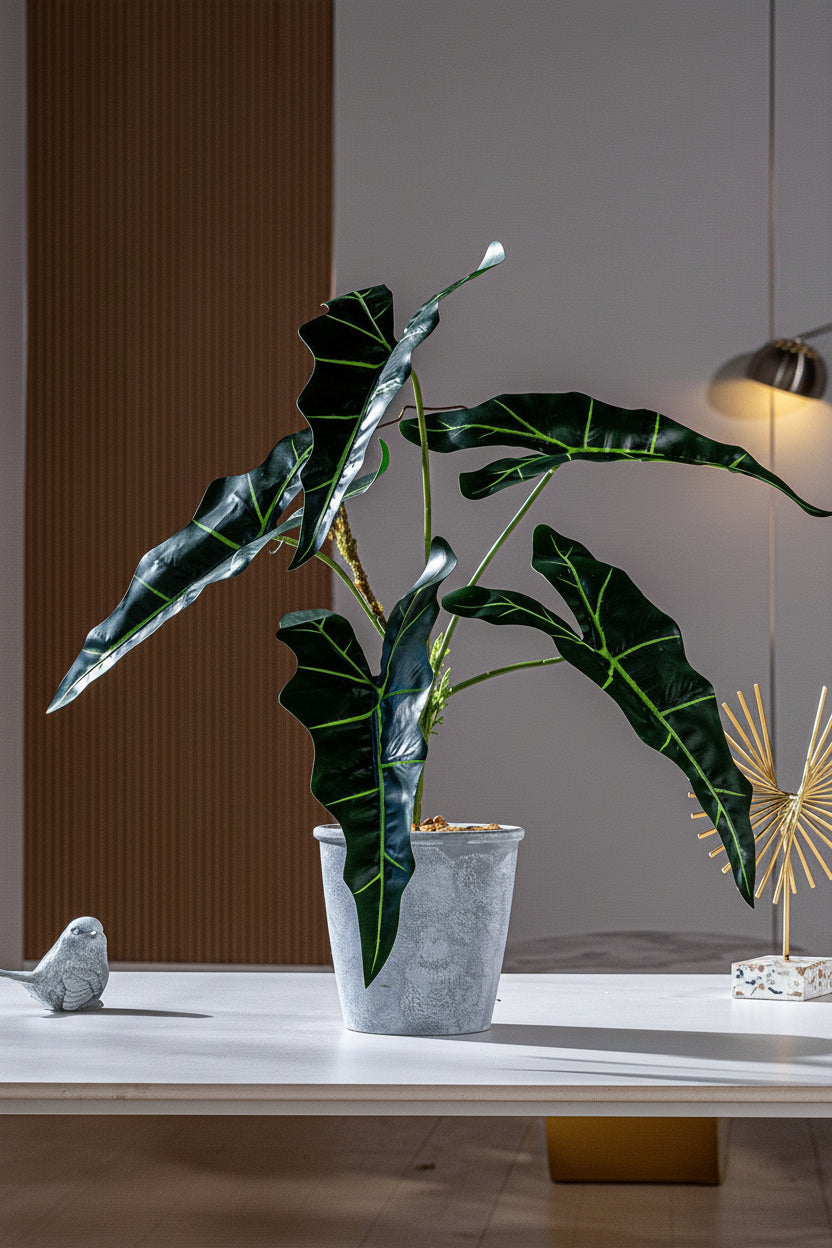Kunstig grønn plante i potte
