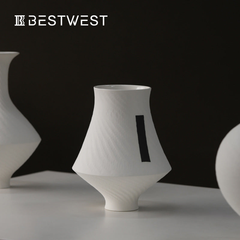 Dekorativ keramikkvase i minimalistisk stil