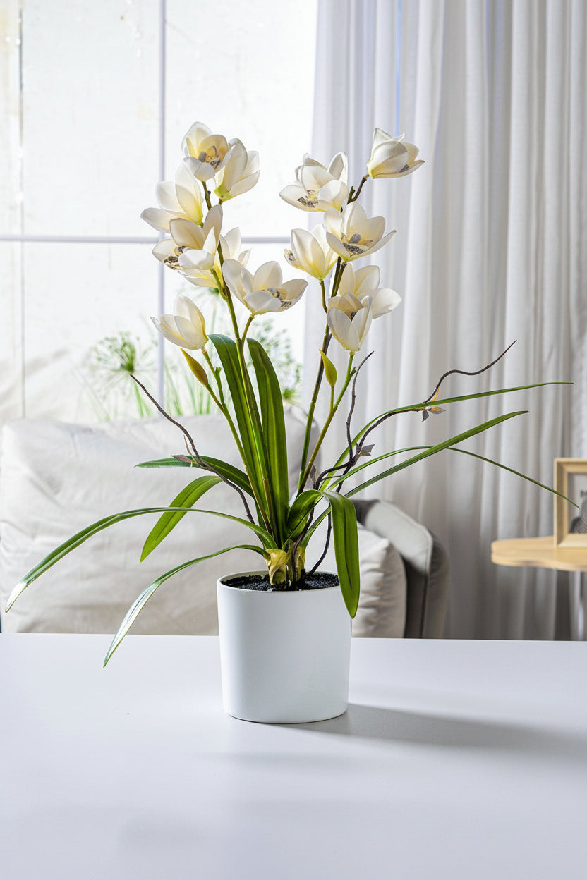 Kunstig grønn plante i potte