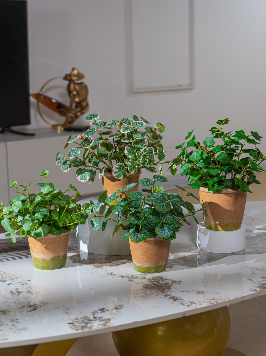 Kunstig grønn plante i potte
