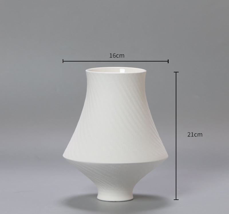 Dekorativ keramikkvase i minimalistisk stil