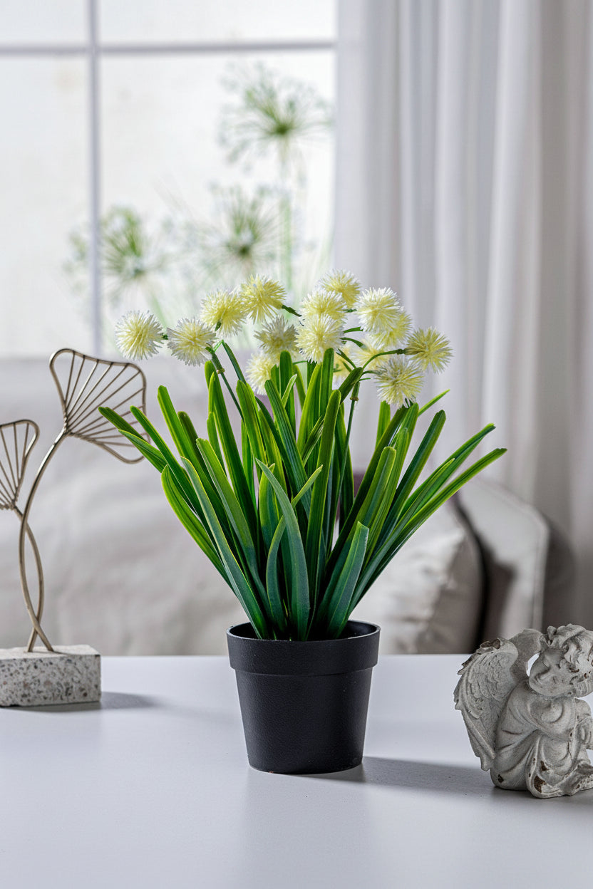 Kunstig grønn plante i potte