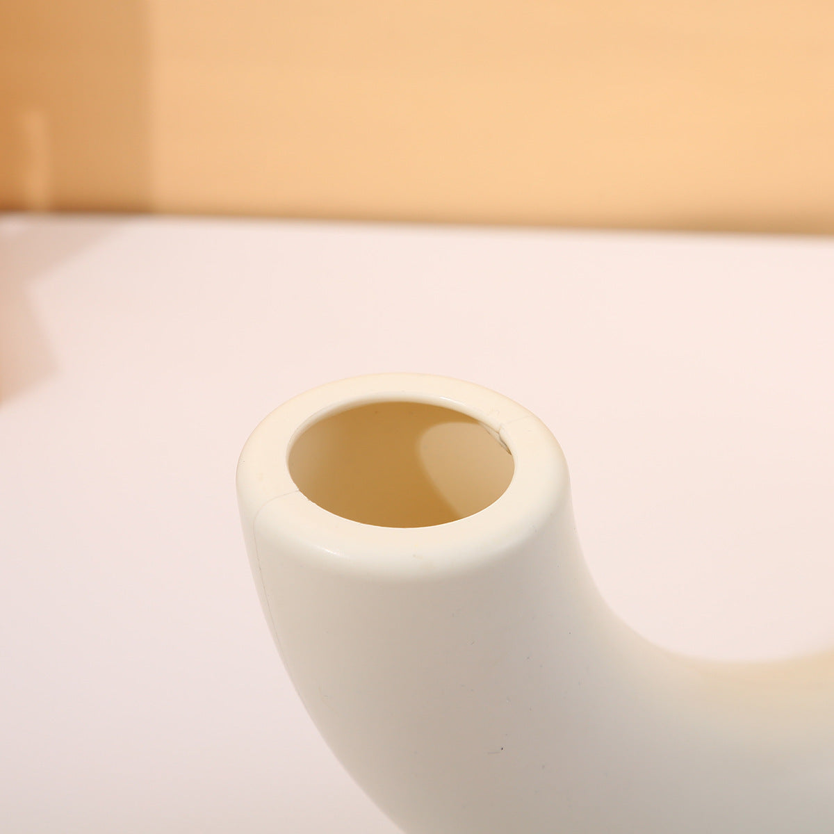 Moderne dekorativ vase med skulpturell form