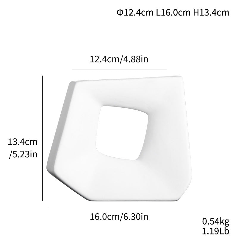 Moderne matt keramikkvase med geometrisk form