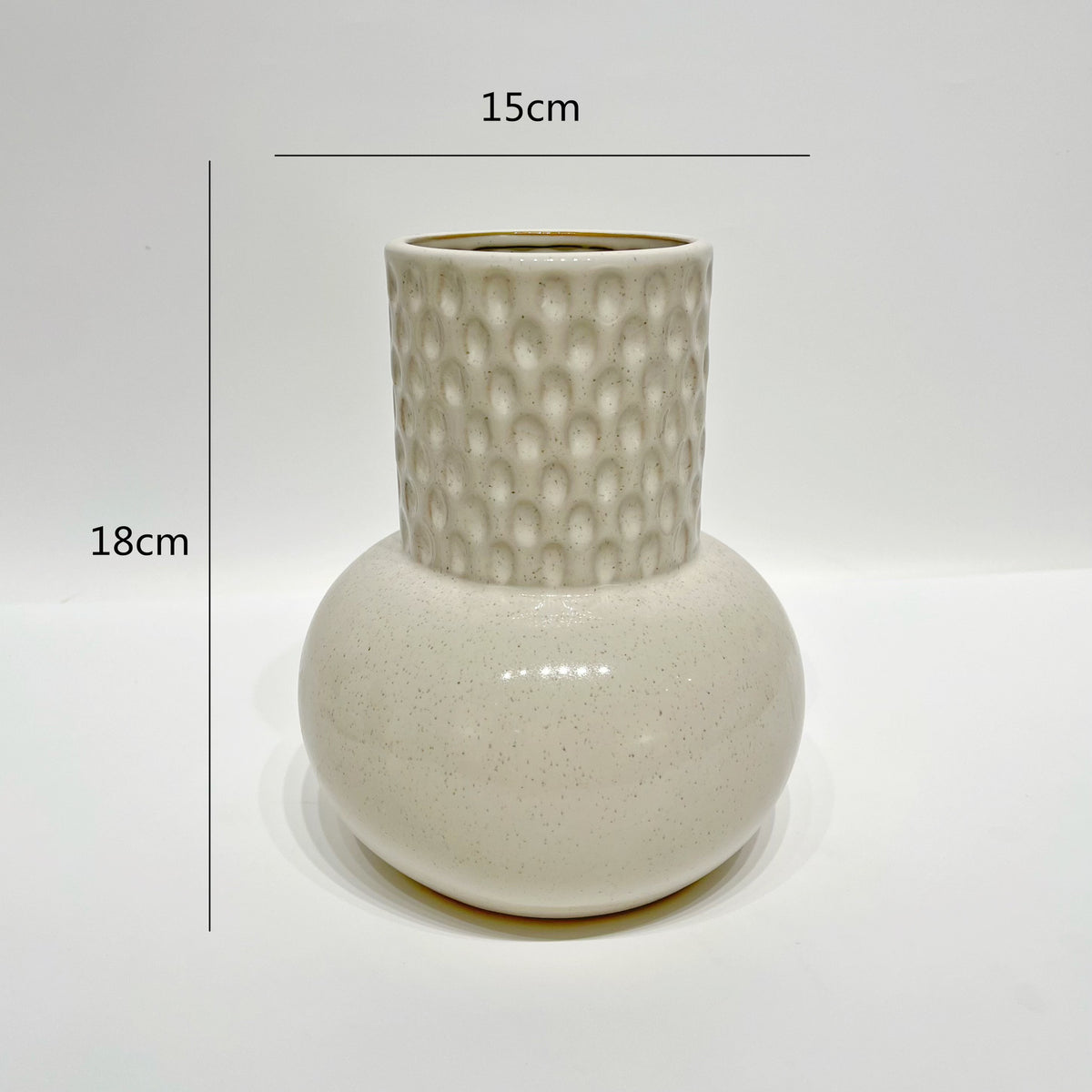 Dekorative keramikkvaser i moderne organisk design