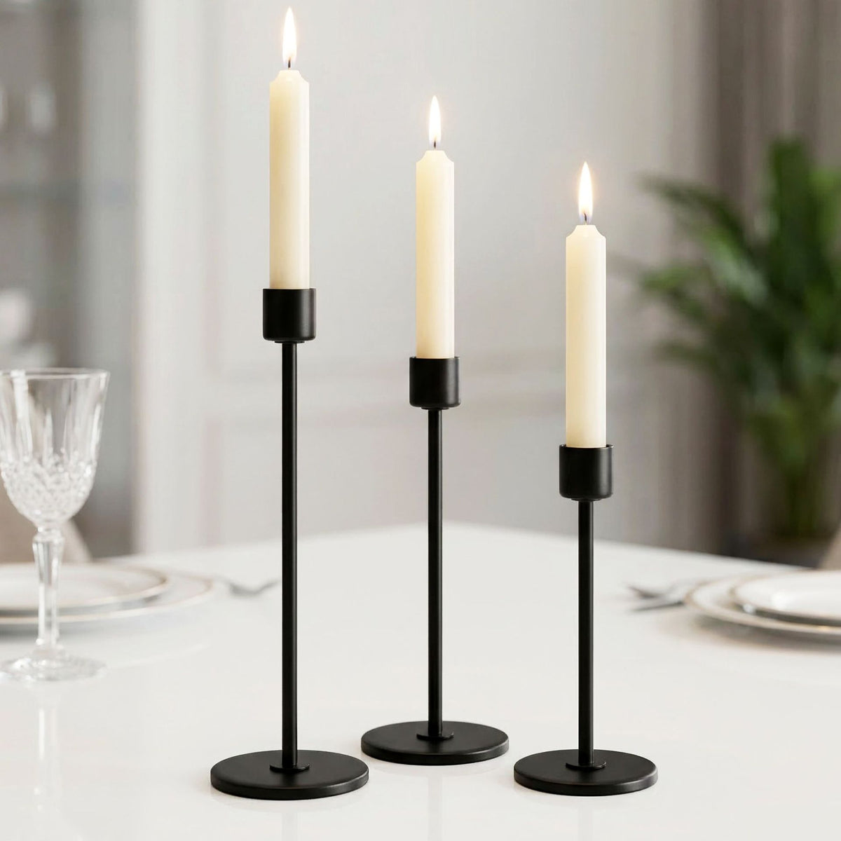 Minimalistiske lysestaker i svart metall