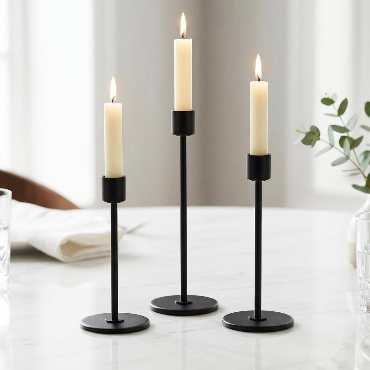 Minimalistiske lysestaker i svart metall