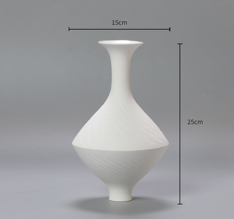 Dekorativ keramikkvase i minimalistisk stil