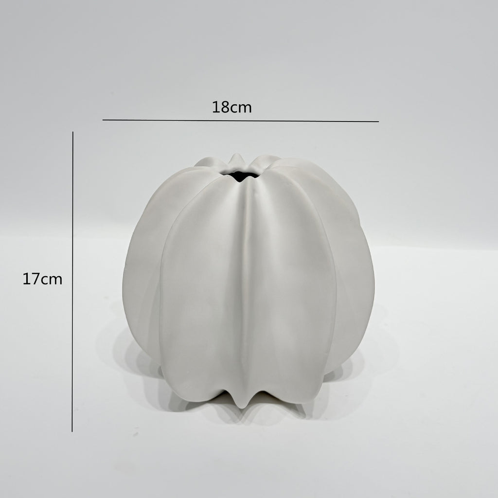 Dekorative keramikkvaser i moderne organisk design