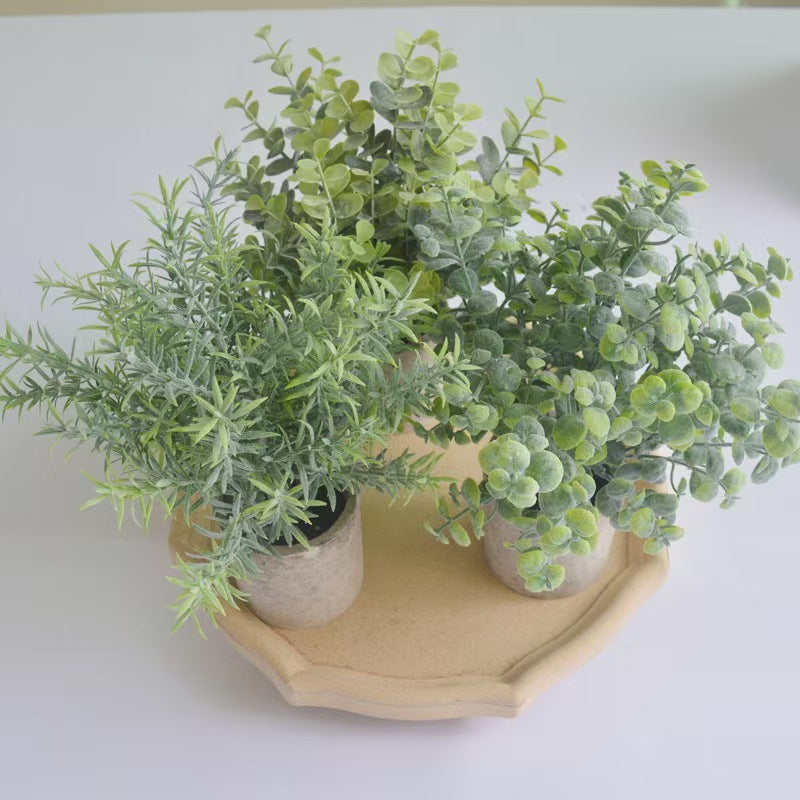 Kunstig grønn plante i dekorativ potte