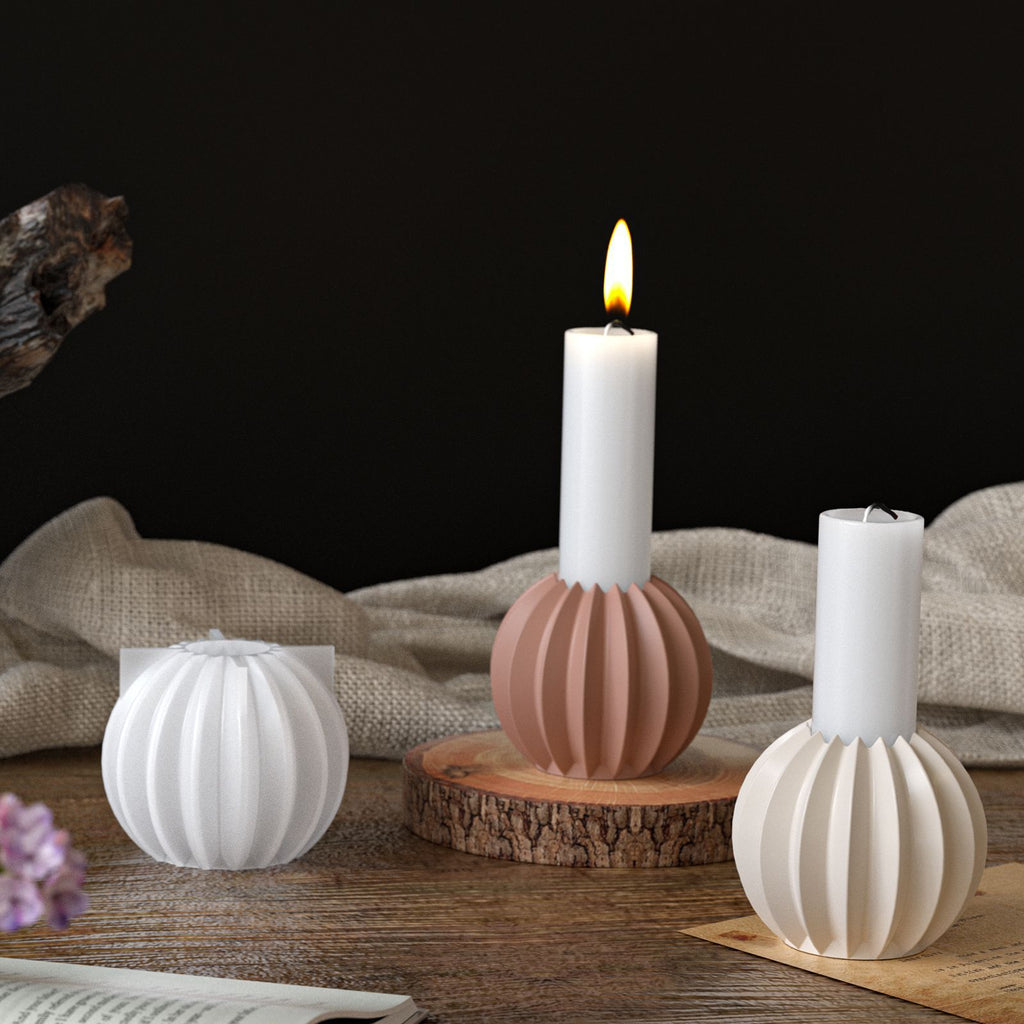 Dekorativ lysestake med riflet design