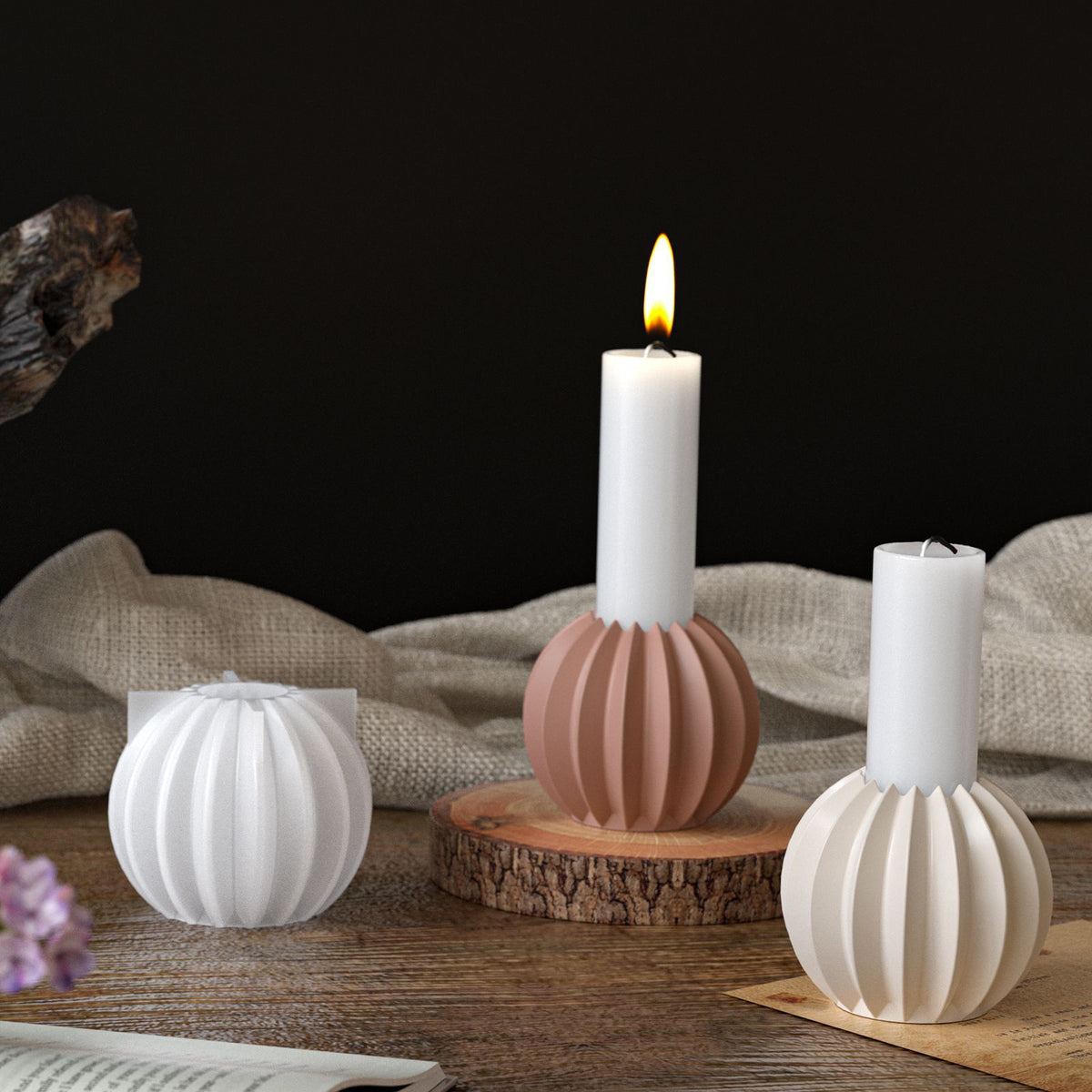 Dekorativ lysestake med riflet design