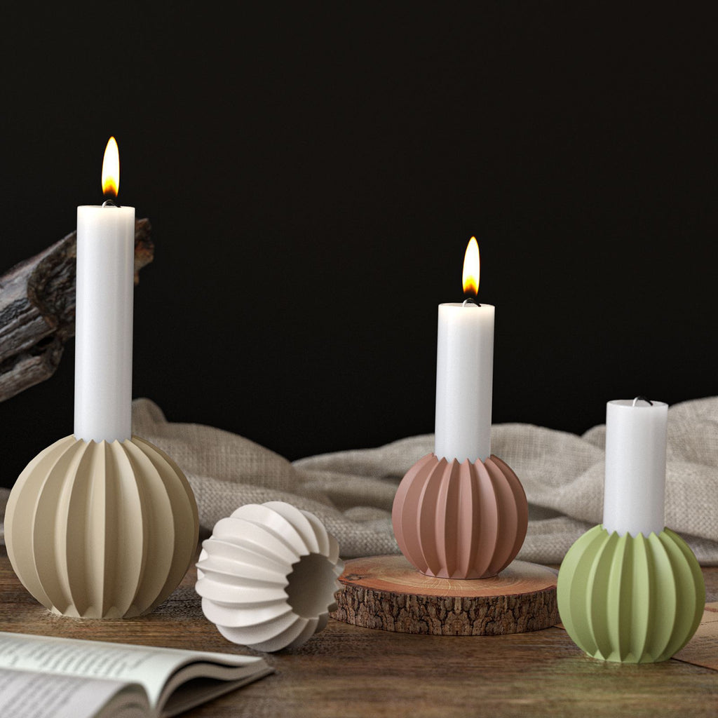 Dekorativ lysestake med riflet design