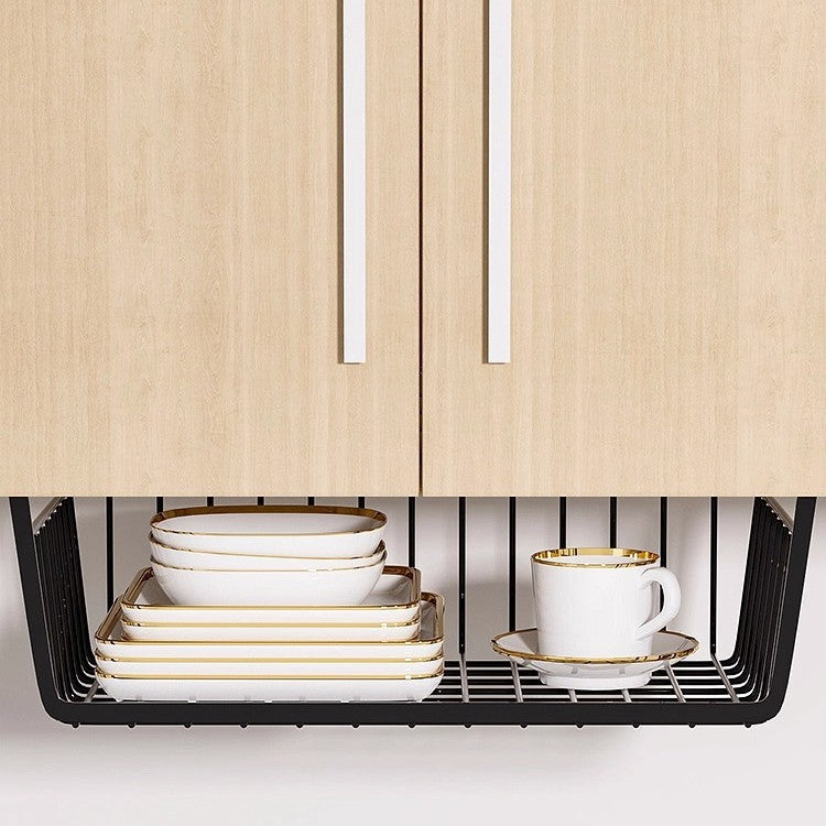 Hengende oppbevaringskurv under bord og hylle