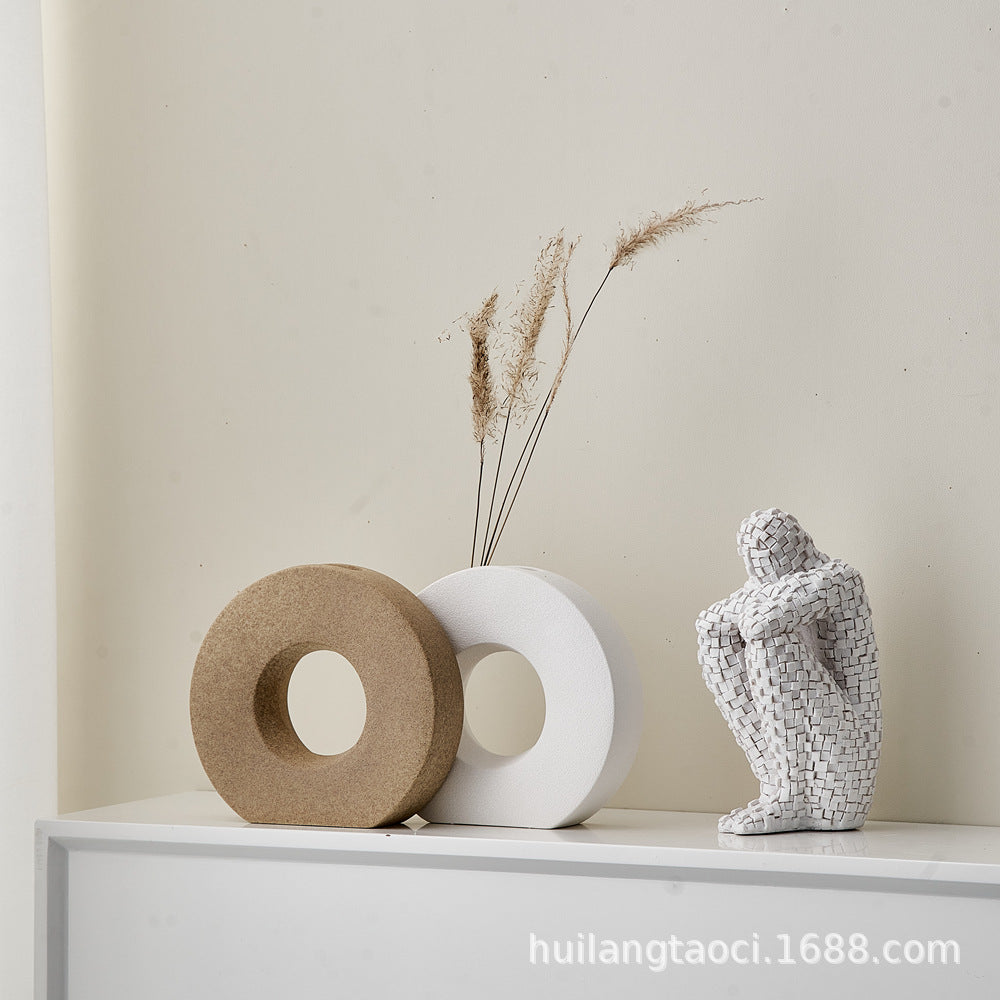 Nordisk dekorativ vase med organisk ringform