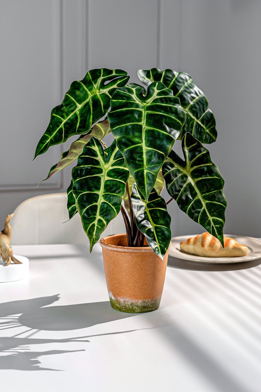 Kunstig grønn plante i potte