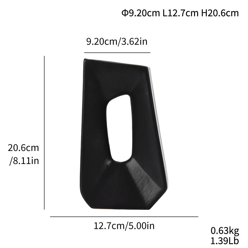 Moderne matt keramikkvase med geometrisk form