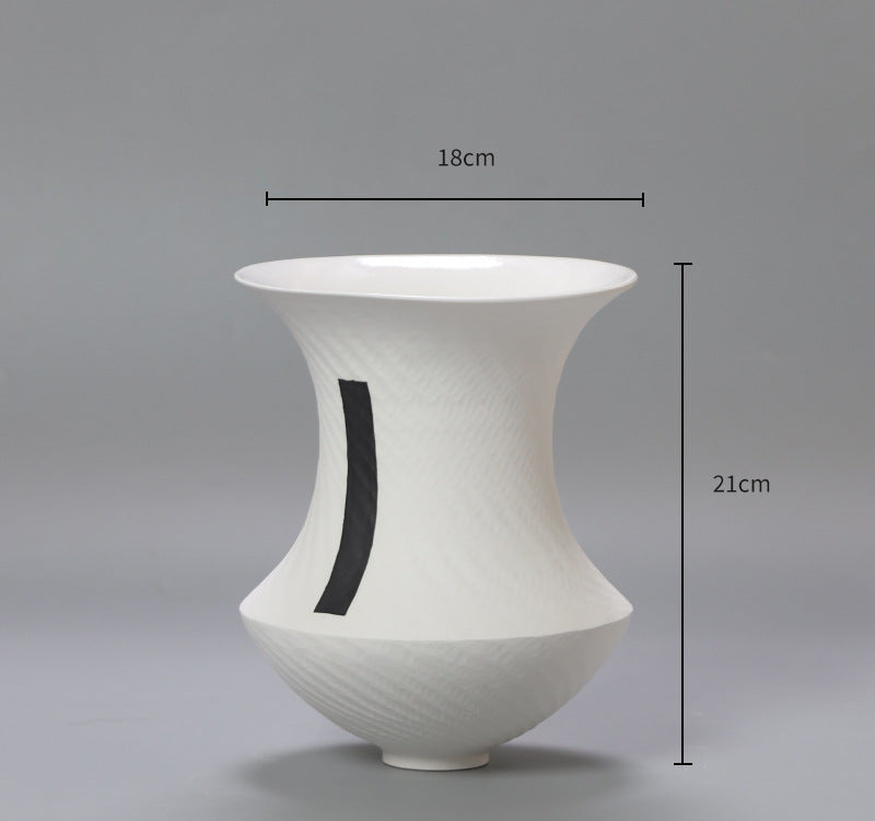 Dekorativ keramikkvase i minimalistisk stil