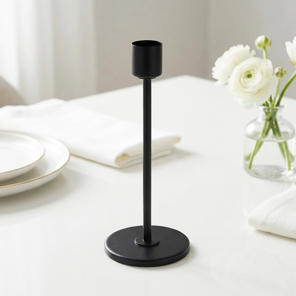 Minimalistiske lysestaker i svart metall