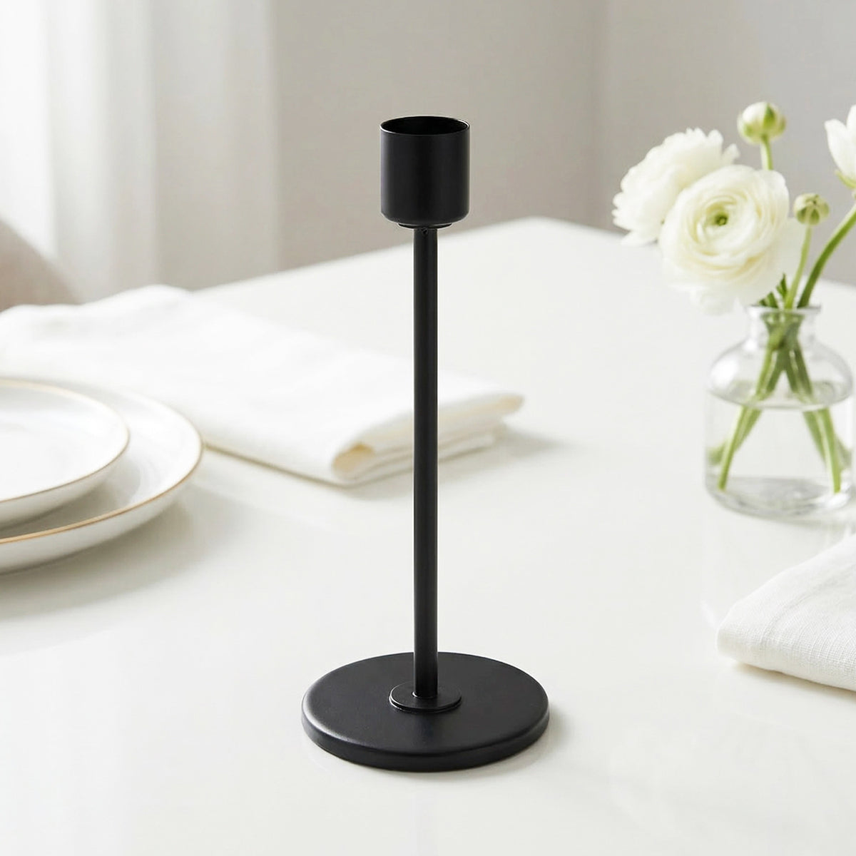 Minimalistiske lysestaker i svart metall