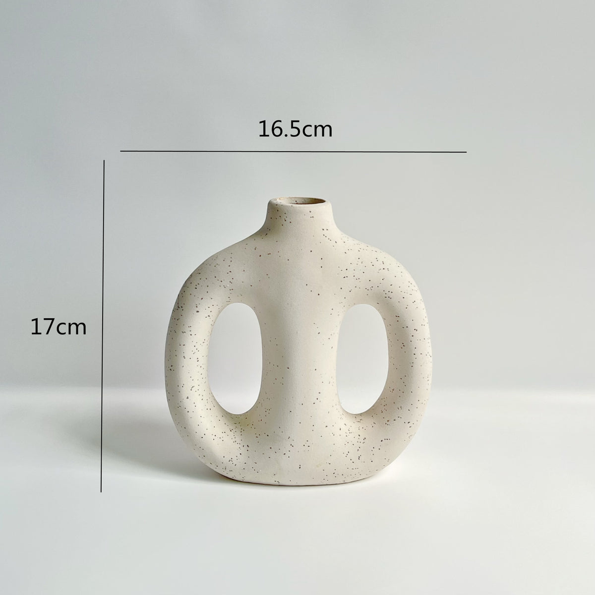 Dekorative keramikkvaser i moderne organisk design