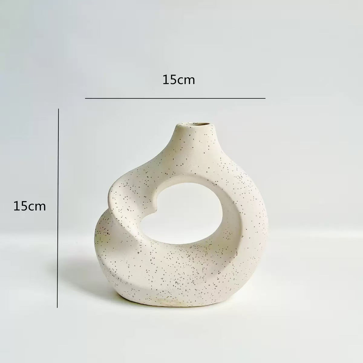 Dekorative keramikkvaser i moderne organisk design
