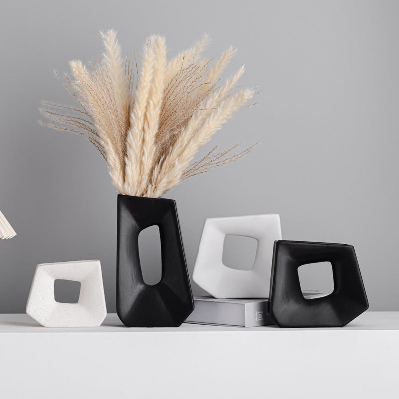 Moderne matt keramikkvase med geometrisk form