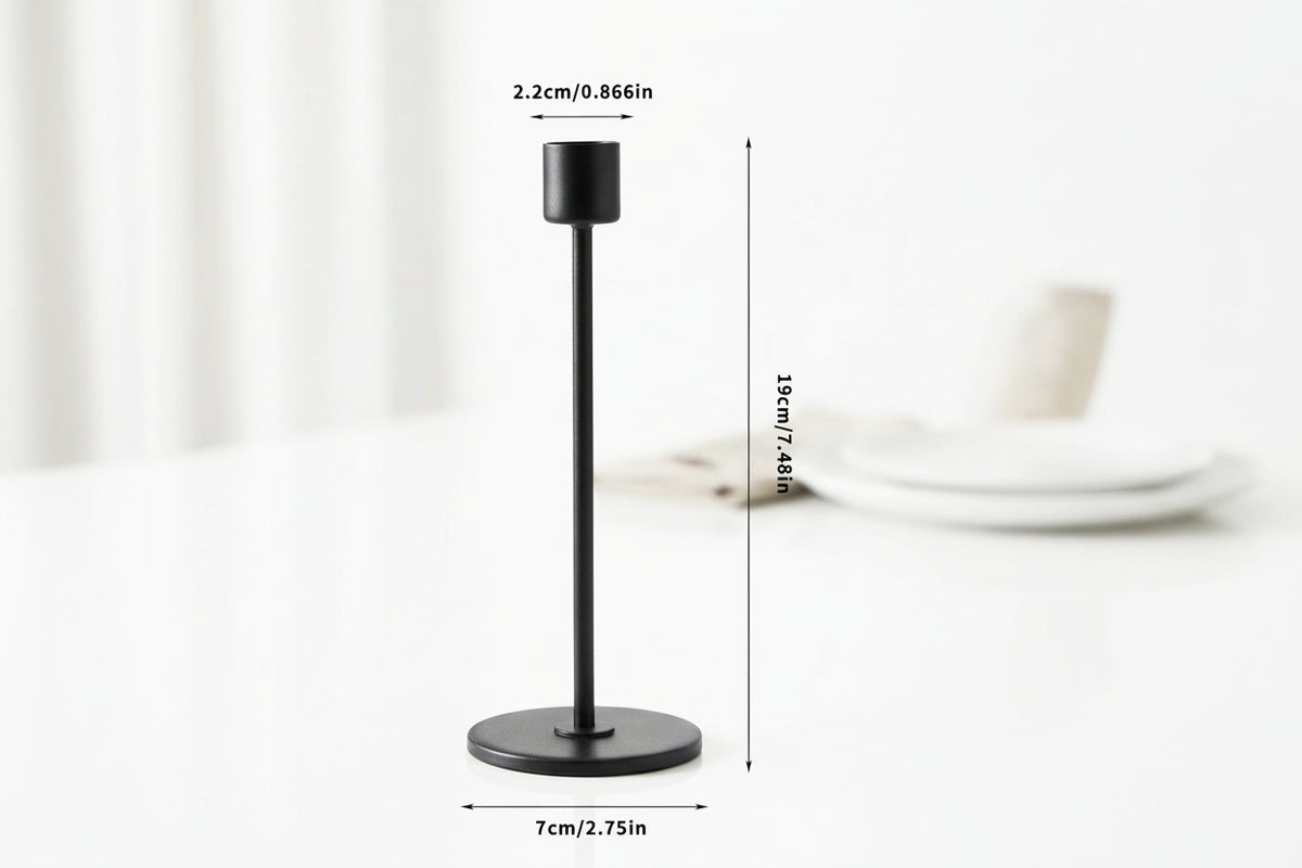 Minimalistiske lysestaker i svart metall