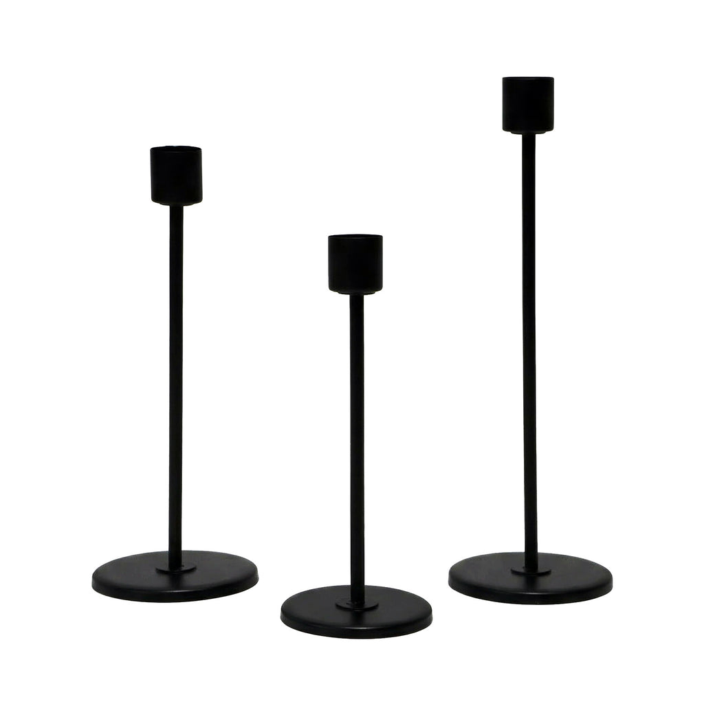 Minimalistiske lysestaker i svart metall