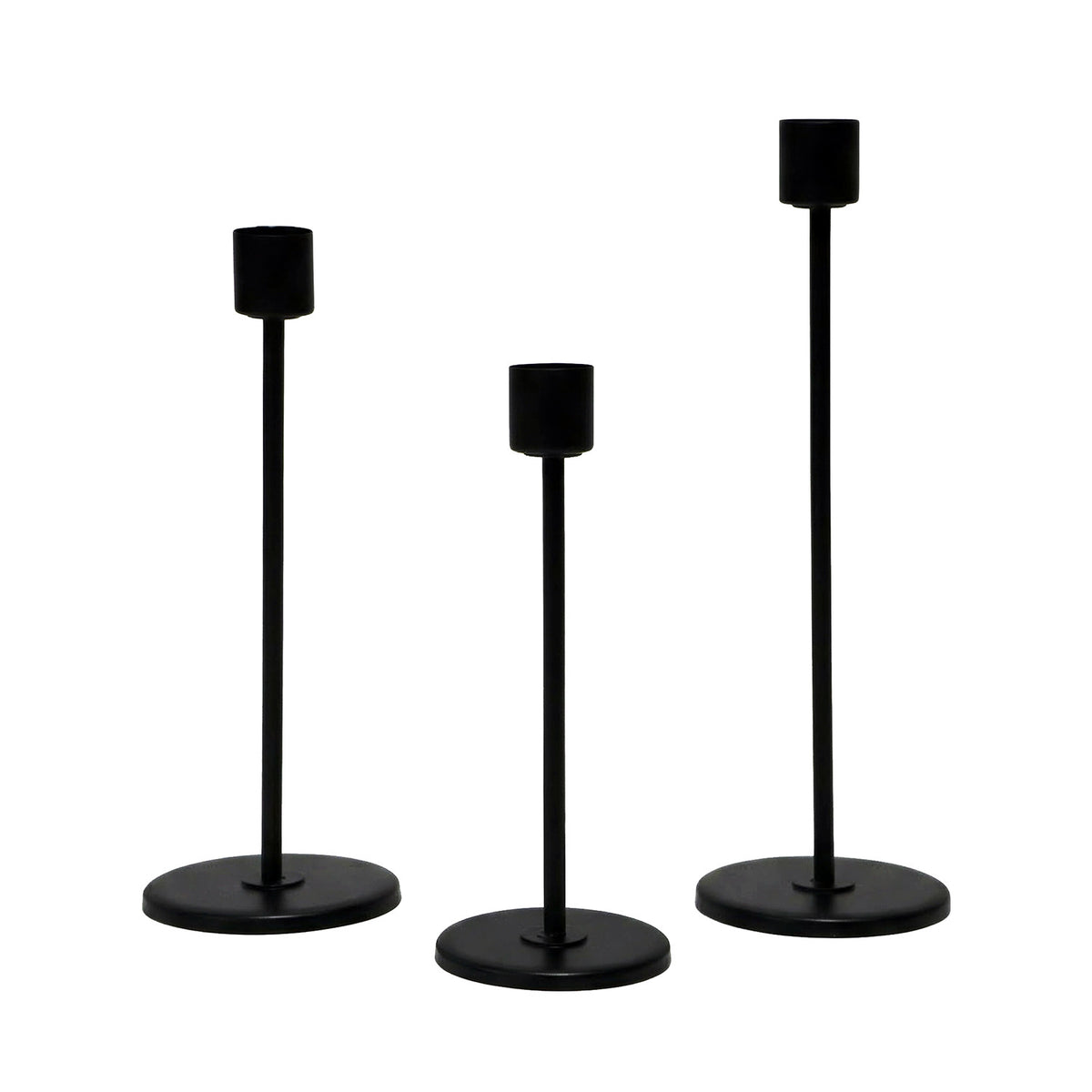Minimalistiske lysestaker i svart metall