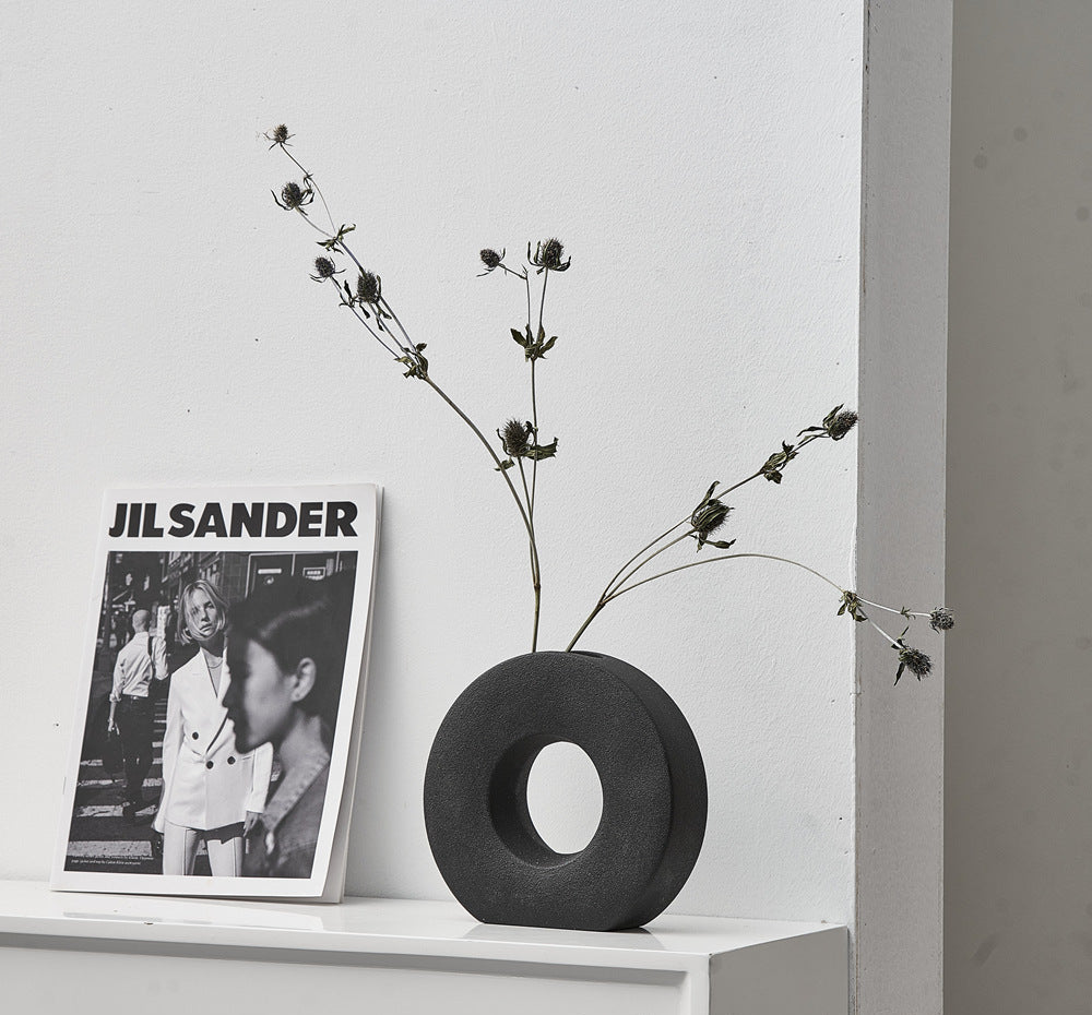 Nordisk dekorativ vase med organisk ringform