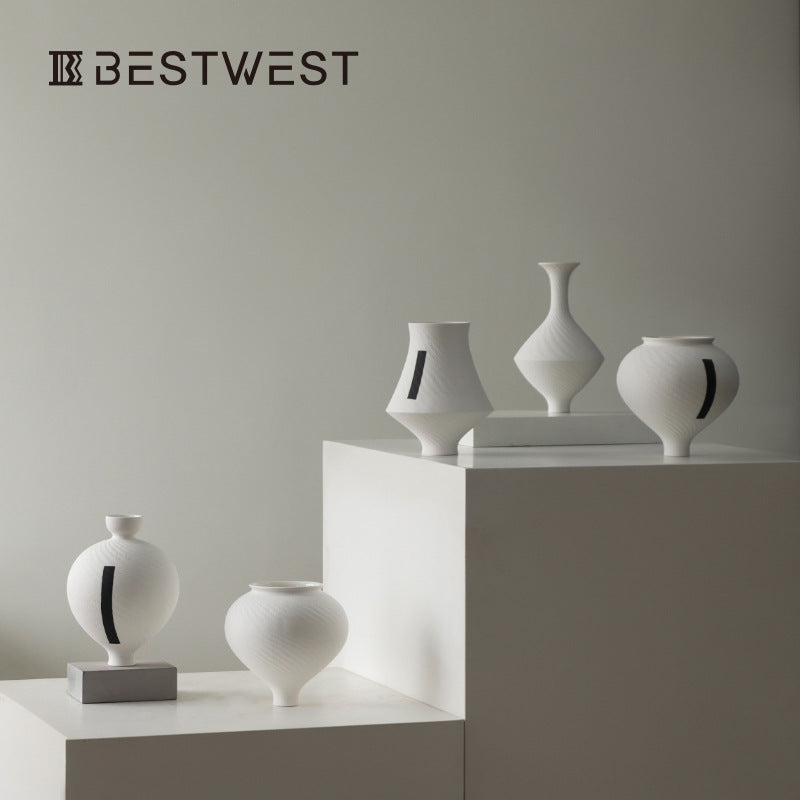 Dekorativ keramikkvase i minimalistisk stil