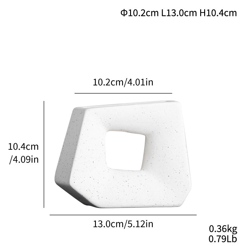 Moderne matt keramikkvase med geometrisk form