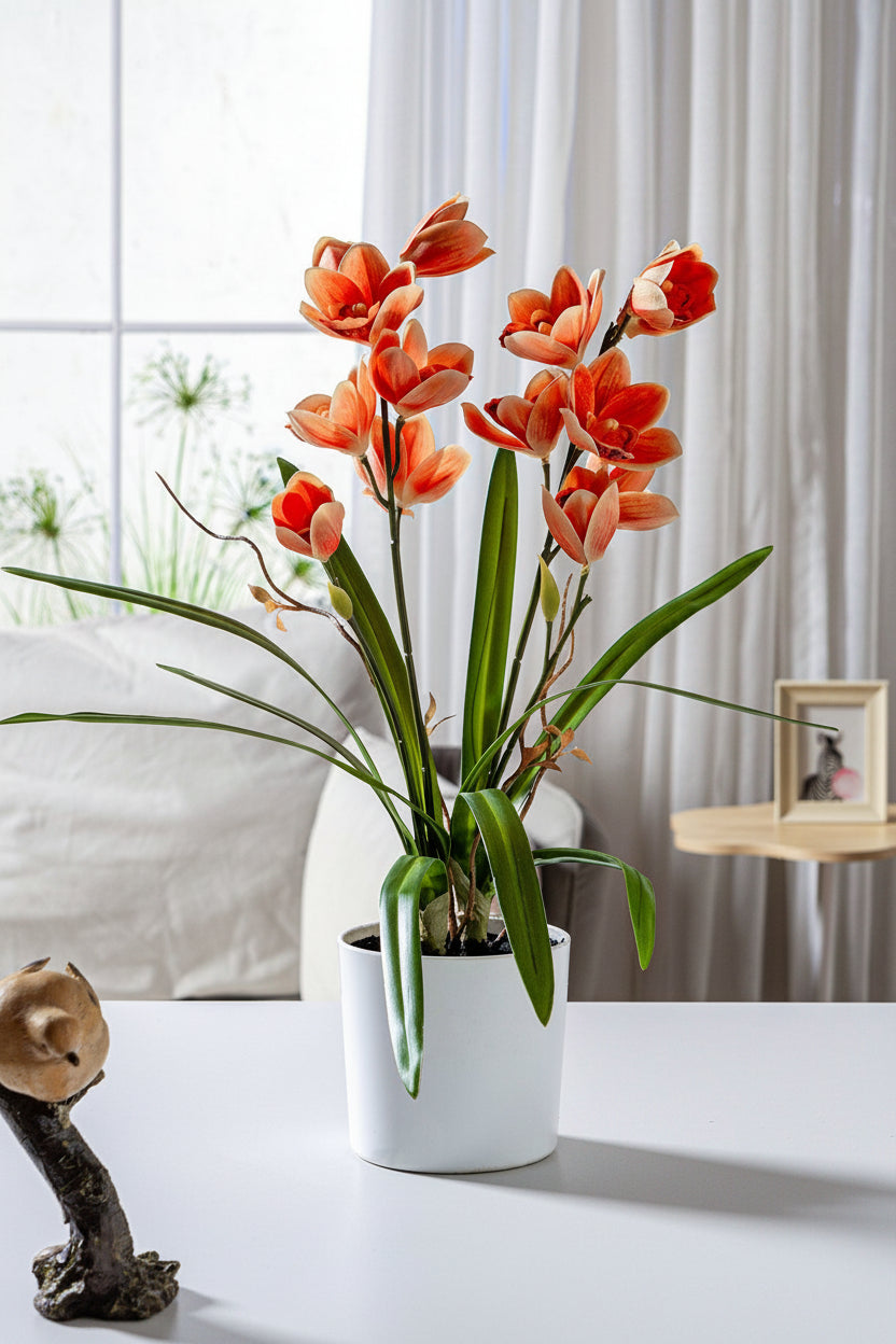 Kunstig grønn plante i potte