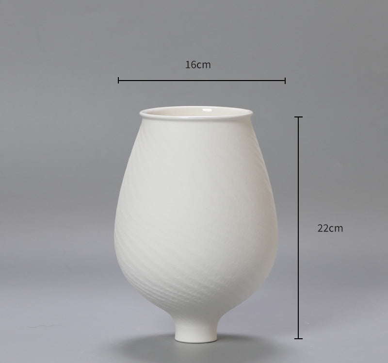 Dekorativ keramikkvase i minimalistisk stil