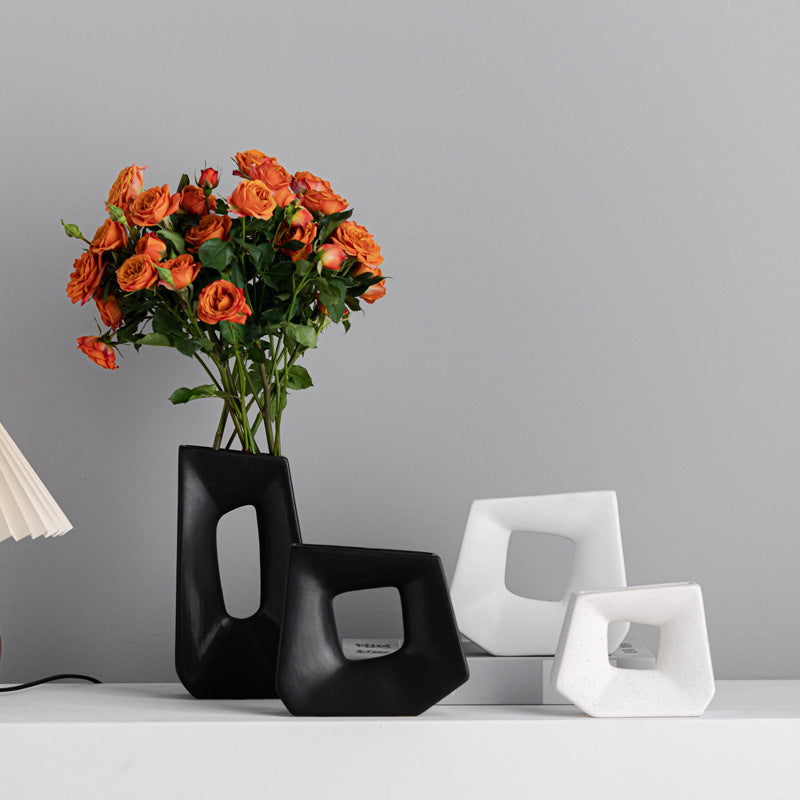 Moderne matt keramikkvase med geometrisk form