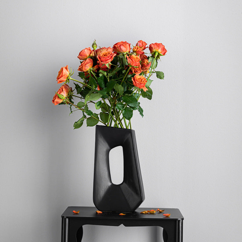 Moderne matt keramikkvase med geometrisk form