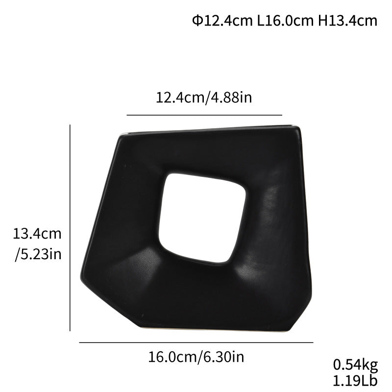 Moderne matt keramikkvase med geometrisk form