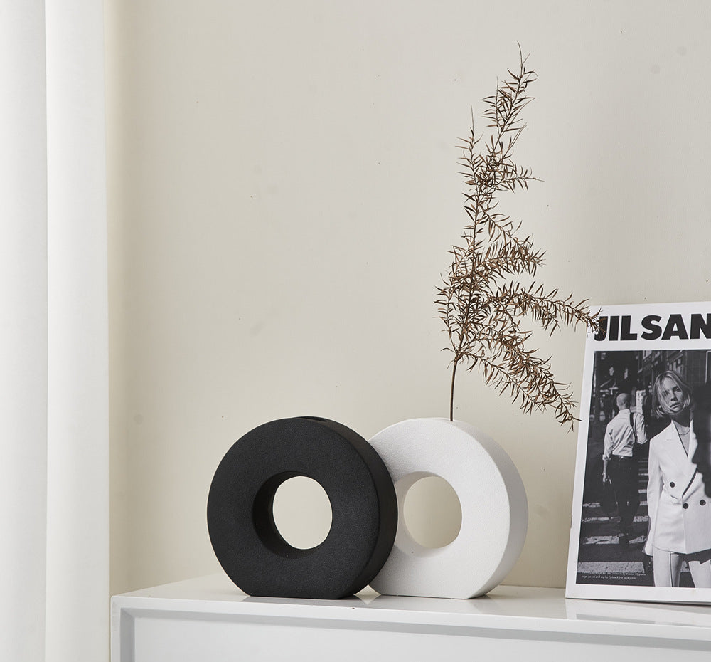 Nordisk dekorativ vase med organisk ringform