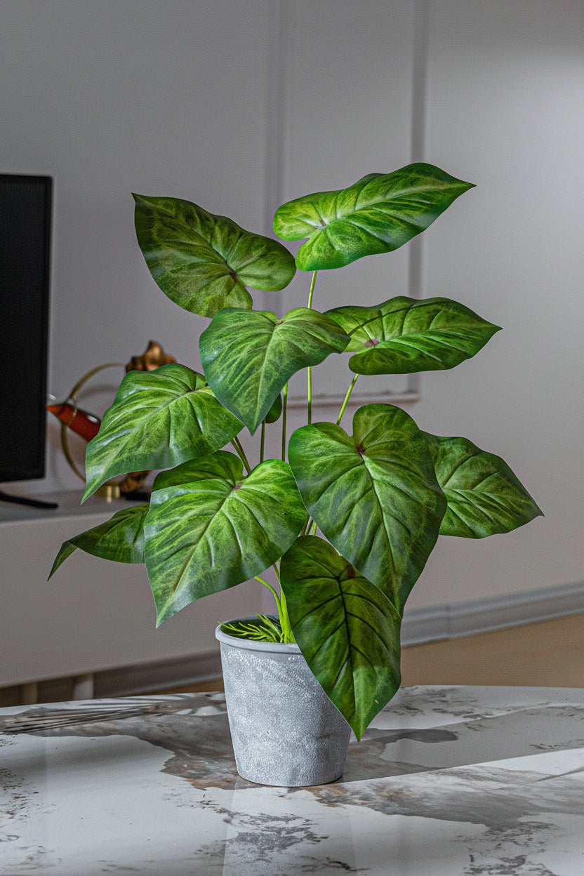 Kunstig grønn plante i potte
