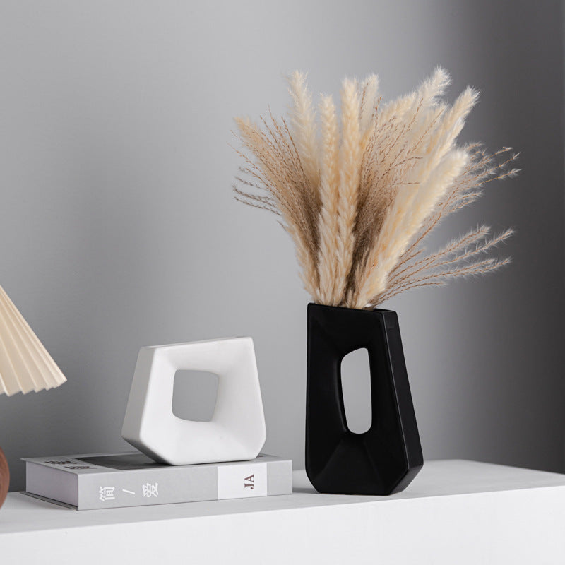 Moderne matt keramikkvase med geometrisk form