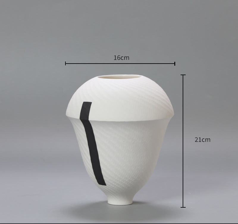 Dekorativ keramikkvase i minimalistisk stil