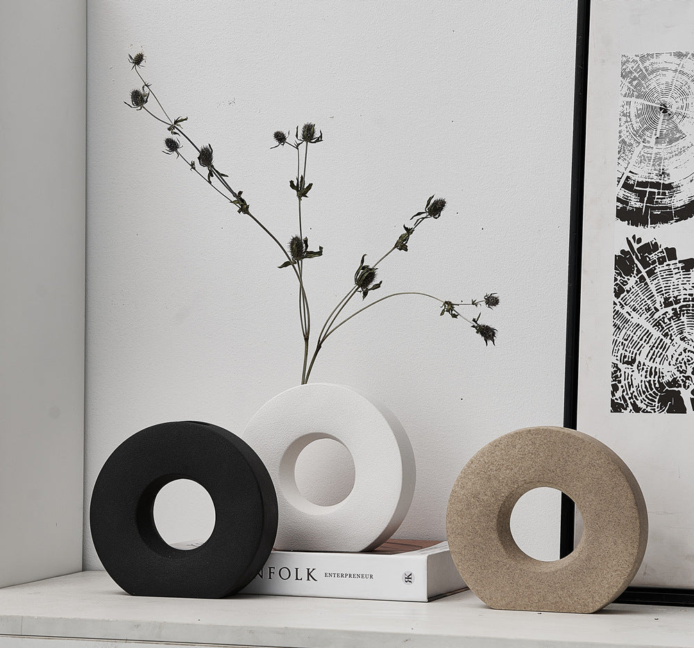 Nordisk dekorativ vase med organisk ringform